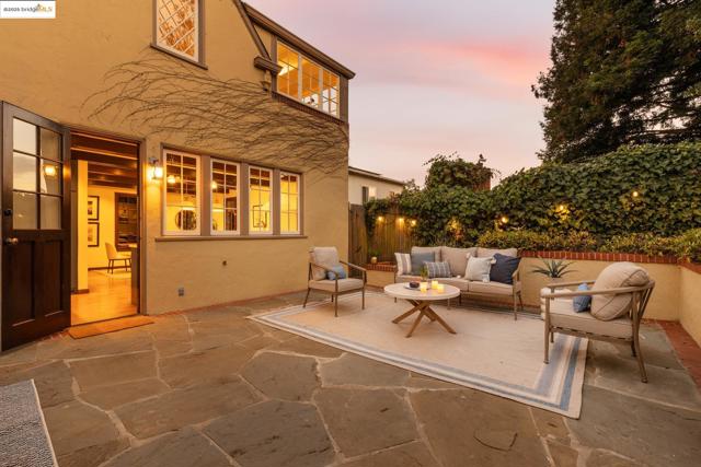5815 Morpeth St, Oakland CA: https://media.crmls.org/mediaz/b661521e-d585-46d8-8253-2de23546b4f8.jpg