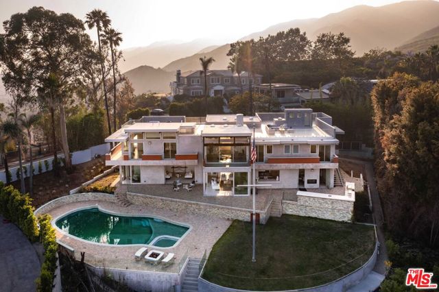 770 Paseo Miramar, Pacific Palisades CA: https://media.crmls.org/mediaz/b6625992-c0a8-4b66-8122-4759b608022b.jpg