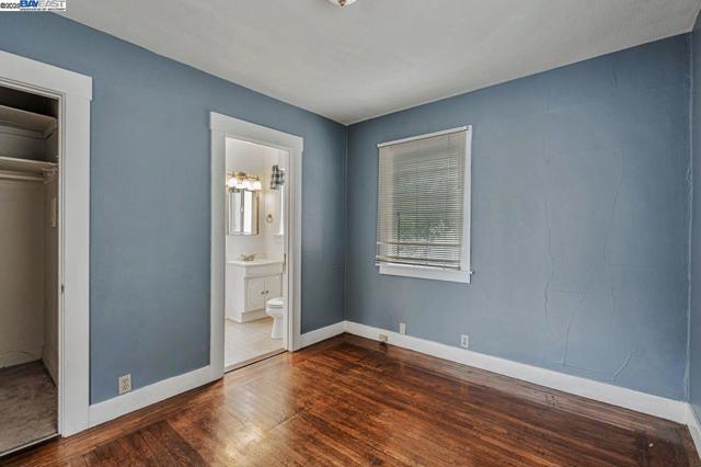 1560 Lincoln Ave #B, Alameda CA: https://media.crmls.org/mediaz/b6653202-2a3f-4340-862b-7989089978a8.jpg