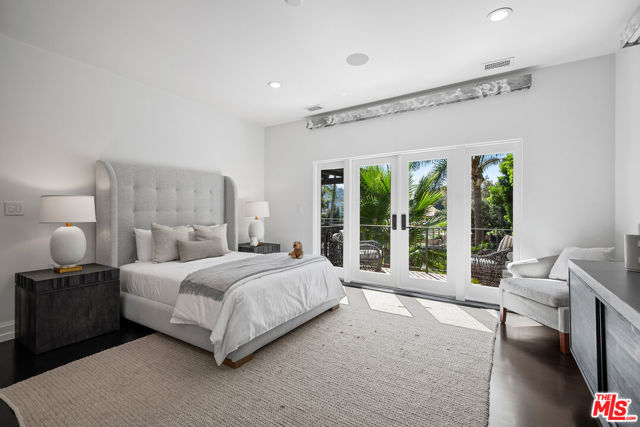 9928 Toluca Lake Avenue, Toluca Lake CA: https://media.crmls.org/mediaz/b666d9e9-4781-4939-899a-554bd398a3ad.jpg