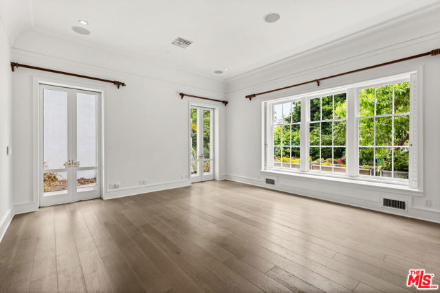 512 N Canon Drive, Beverly Hills CA: https://media.crmls.org/mediaz/b667e356-77bd-4781-8372-93b2234103ed.jpg