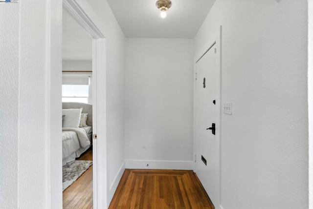 3936 Midvale Ave, Oakland CA: https://media.crmls.org/mediaz/b667ec03-c558-4366-8a75-27443c857bb3.jpg