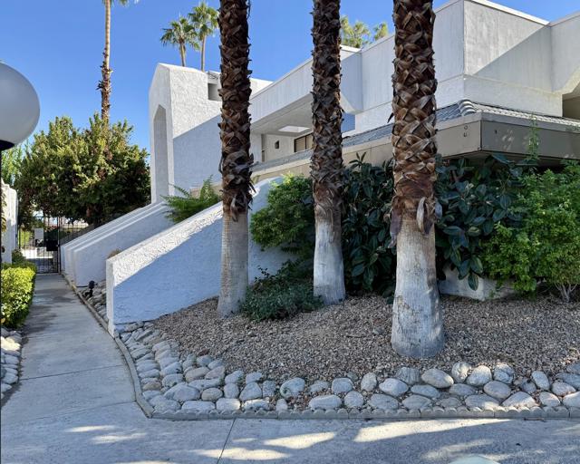 5301 E Waverly Dr., Palm Springs CA: https://media.crmls.org/mediaz/b66914ae-34a3-4cdb-bd67-312ba84e76ba.jpg
