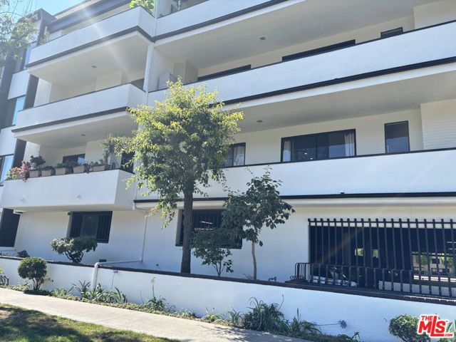 8568 Burton Way, Los Angeles CA: https://media.crmls.org/mediaz/b66acf77-9f69-4a40-ac23-8f65fd222a38.jpg
