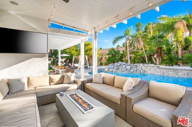 1083 E Circulo San Sorrento Road, Palm Springs CA: https://media.crmls.org/mediaz/b66b7cbe-0f39-4e84-af3b-d54f9cbdf2ae.jpg