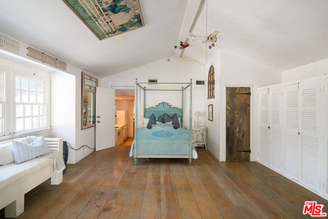 2020 Coldwater Canyon Drive, Beverly Hills CA: https://media.crmls.org/mediaz/b66b7dfd-6dbc-4356-bb6f-c05180abdf3f.jpg