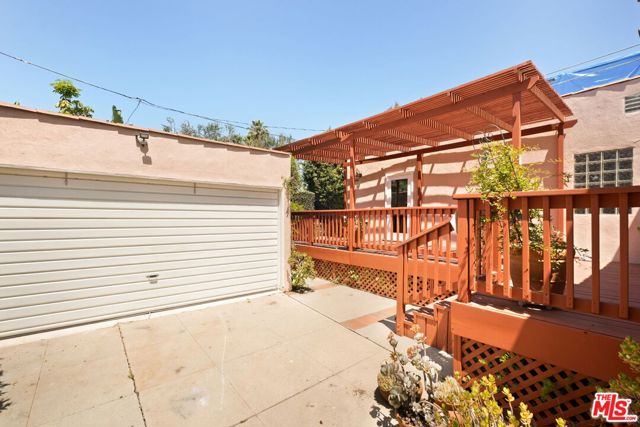 1541 Cardiff Avenue, Los Angeles CA: https://media.crmls.org/mediaz/b66c3001-99cf-4b7b-8e78-d880f16887f4.jpg