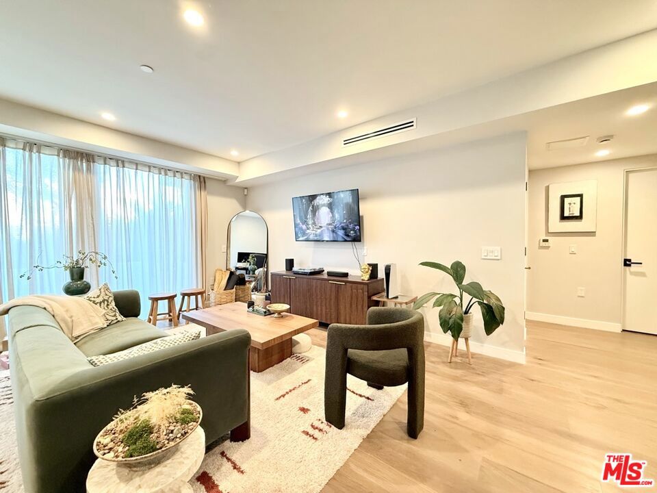 1017 N Croft Avenue #105
