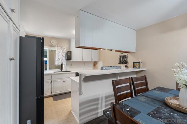 10155 Caminito Volar, San Diego CA: https://media.crmls.org/mediaz/b66e1551-480c-4392-9304-8c217eefa56d.jpg
