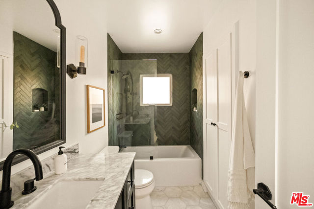 3928 S Bronson Avenue, Los Angeles CA: https://media.crmls.org/mediaz/b66e1d80-b04e-44a7-a065-559b592aa790.jpg