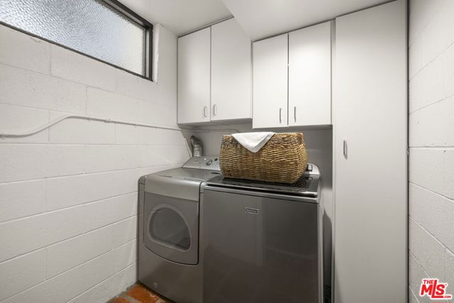 640 N Sweetzer Avenue, Los Angeles CA: https://media.crmls.org/mediaz/b66eb10b-ee02-4abc-ad66-fb23c1014628.jpg