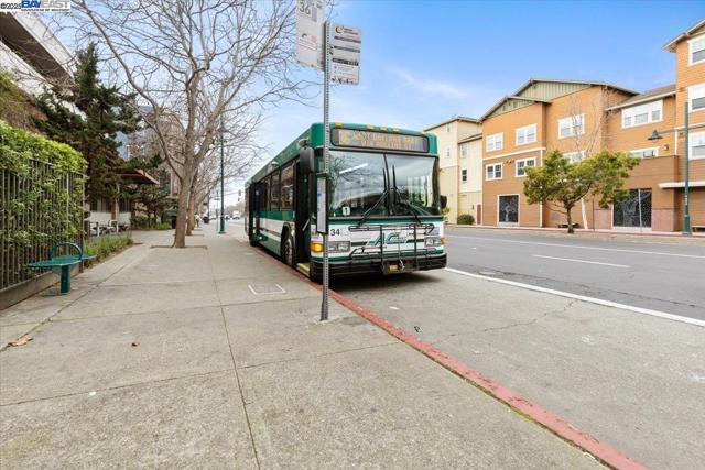 1121 40th Street, Emeryville CA: https://media.crmls.org/mediaz/b66f28ec-690a-4c63-bb1f-e0d0d058b6c9.jpg