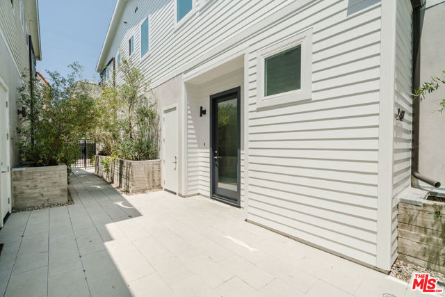 2437 Walnut Avenue photo 2