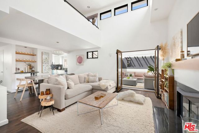 505 Pier Avenue, Santa Monica CA: https://media.crmls.org/mediaz/b66fca0a-2047-479f-8917-6f4cd3e283c5.jpg