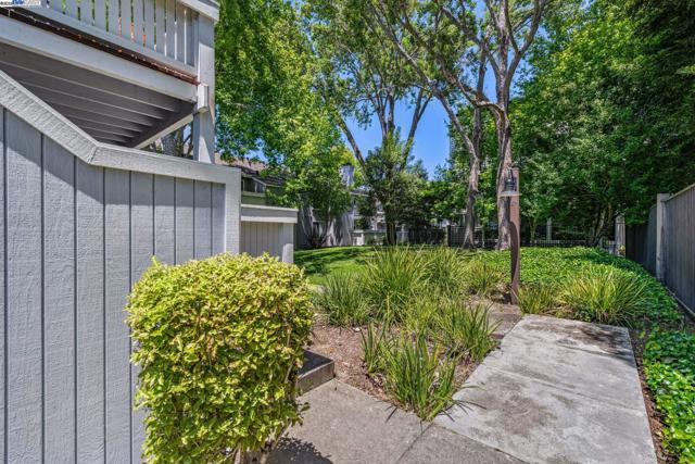 198 Schooner Ct, Richmond CA: https://media.crmls.org/mediaz/b6713542-463a-4bd4-8139-183b4677482e.jpg