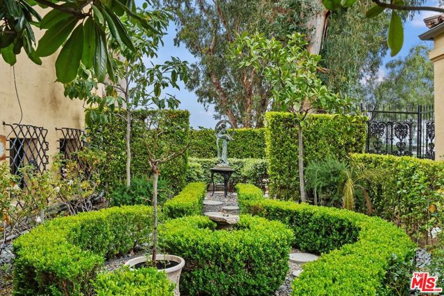 4320 Cedarhurst Circle, Los Angeles CA: https://media.crmls.org/mediaz/b6720c57-bac6-4d2b-8519-74fe778cfe4c.jpg