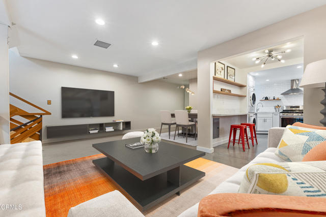 Detail Gallery Image 6 of 47 For 11912 Riverside Dr #20,  Valley Village,  CA 91607 - 2 Beds | 3 Baths