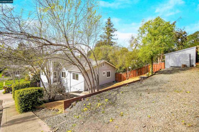 307 Ash, El Sobrante CA: https://media.crmls.org/mediaz/b67308e2-9716-4941-8137-12eaa033fb12.jpg