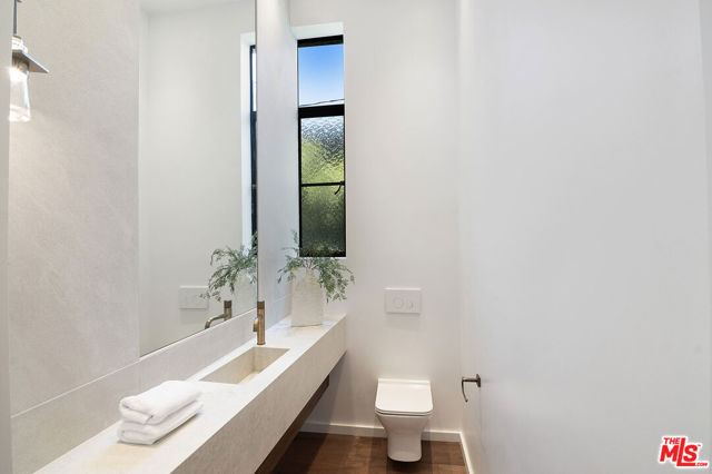 745 E Sunset Avenue, Venice CA: https://media.crmls.org/mediaz/b673e219-85ba-4a6f-8ee1-61952408ae3e.jpg