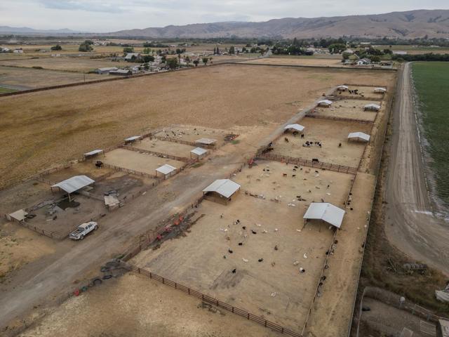 790 Shore Road, Hollister CA: https://media.crmls.org/mediaz/b6745035-83f4-45a8-803b-fe36e006f62d.jpg