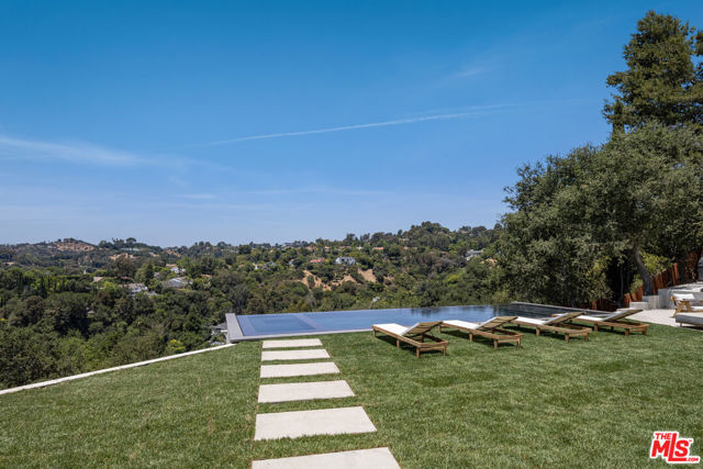 9715 Arby Drive, Beverly Hills CA: https://media.crmls.org/mediaz/b67496c2-281b-4042-9d35-3a40fd152a4b.jpg