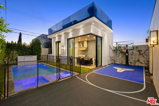 521 N Formosa Avenue, Los Angeles CA: https://media.crmls.org/mediaz/b674e954-a485-4ff2-8ca1-fcb0f60c4bb3.jpg