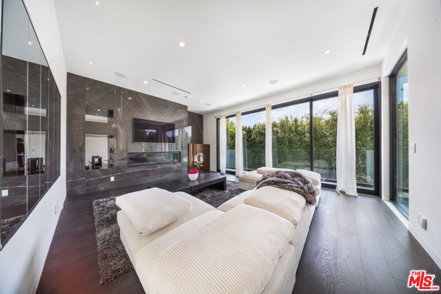 511 N Rexford Drive, Beverly Hills CA: https://media.crmls.org/mediaz/b6757544-c8b4-4720-9b5a-4bc2598ff9f3.jpg