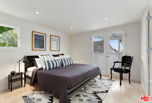 6240 Mulholland Highway, Los Angeles CA: https://media.crmls.org/mediaz/b6757ef1-4972-43dd-a6f9-3020e417c0a9.jpg