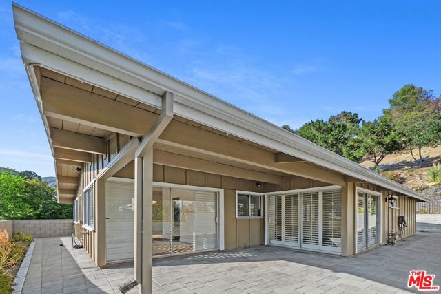 1224 El Hito Circle, Pacific Palisades CA: https://media.crmls.org/mediaz/b675b442-2a7b-4e1e-b465-d3ffd08b4cde.jpg