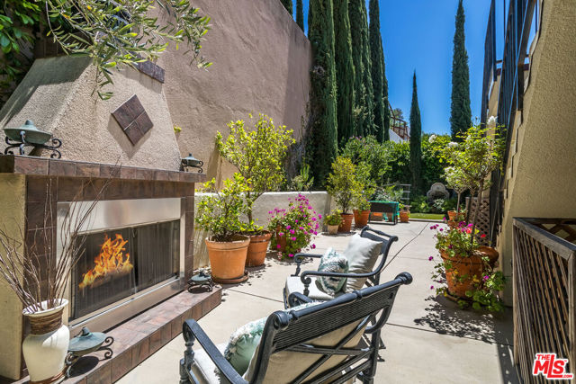 3943 Avenida Del Sol, Studio City CA: https://media.crmls.org/mediaz/b676b3bb-e365-4c07-9b0d-edddd2b5e52c.jpg