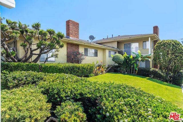 5804 S kings Road, Los Angeles CA: https://media.crmls.org/mediaz/b677967f-e3be-4289-8e06-94b2b9ce10cc.jpg