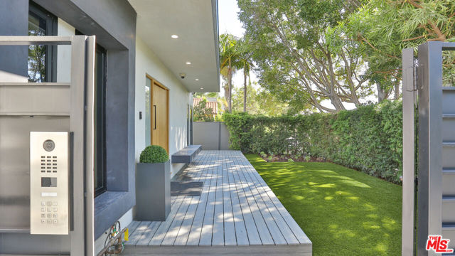 842 S Ogden Drive, Los Angeles CA: https://media.crmls.org/mediaz/b679bdc2-23ea-4a21-8bf1-5815f067512b.jpg