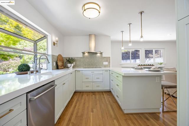 38 La Salle Ave, Piedmont CA: https://media.crmls.org/mediaz/b679e8bf-da3e-40c6-a52d-25c9df968421.jpg