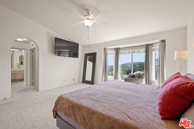 12119 Falcon Crest Way, Porter Ranch CA: https://media.crmls.org/mediaz/b679fd5f-f677-449a-900e-d308cc8ae948.jpg