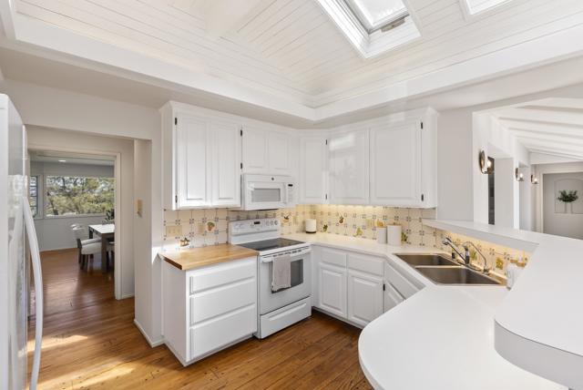 1449 Crest Rd, Del Mar CA: https://media.crmls.org/mediaz/b67a4002-68ef-4b2a-8483-6503ee14169c.jpg