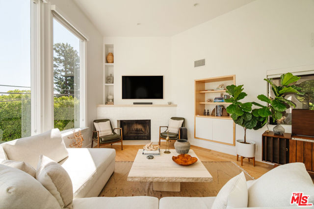 2261 Vasanta Way, Los Angeles CA: https://media.crmls.org/mediaz/b67abc67-7457-4f59-bbf7-fad66710d164.jpg