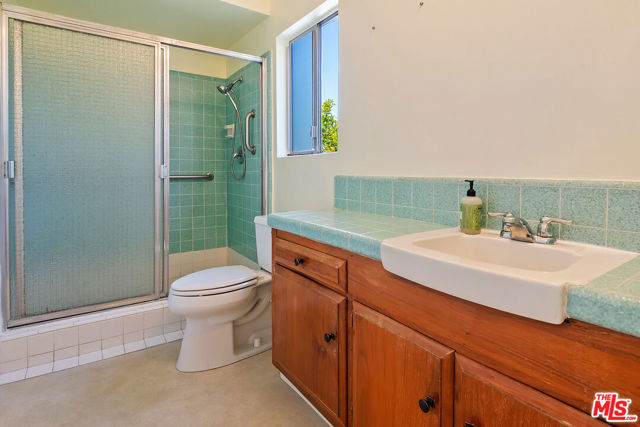 16840 Oak View Drive, Encino CA: https://media.crmls.org/mediaz/b67b87b4-51af-4f81-8257-00ae15c2ef25.jpg