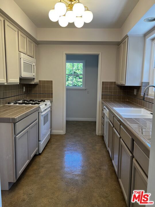 130 S Bowling Green Way, Los Angeles CA: https://media.crmls.org/mediaz/b67bfce7-8225-4122-9db8-1b283a6d3589.jpg