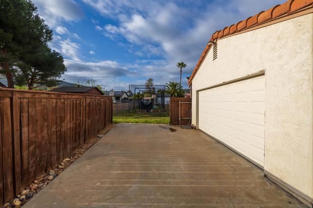 23540 Oriente Way, Ramona CA: https://media.crmls.org/mediaz/b67c0d07-2898-4548-8a05-eeba44e1d10b.jpg