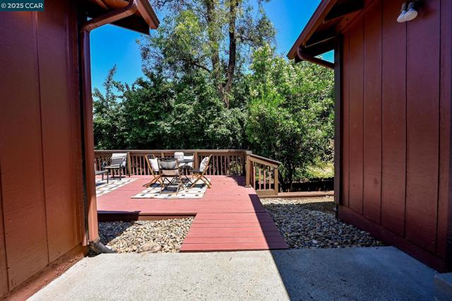 277 Holiday Hills Dr, Martinez CA: https://media.crmls.org/mediaz/b67c77fa-6000-4a0b-999f-35999792958a.jpg