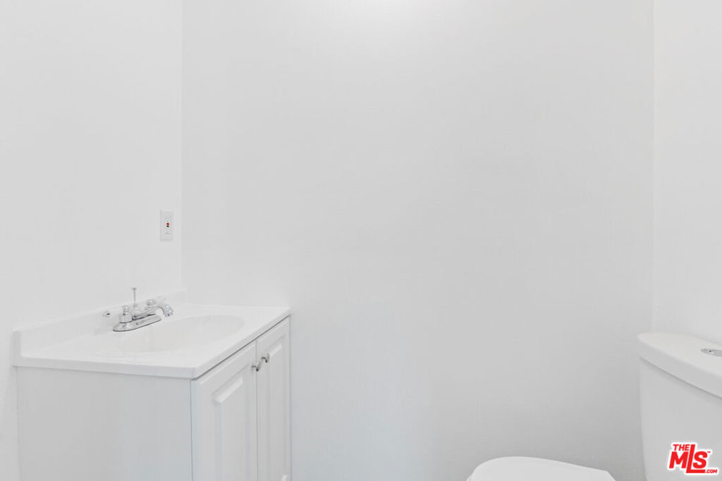https://media.crmls.org/mediaz/b67c881f-58e7-4466-88d3-b246676fbeb4.jpg?preset=X-Large