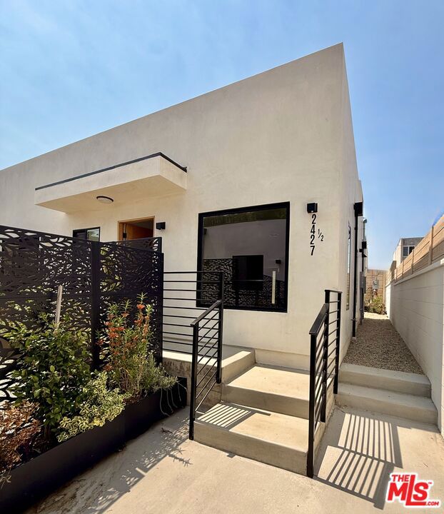 2427 Shoredale Avenue, Los Angeles CA: https://media.crmls.org/mediaz/b67d5b63-92cd-4446-8e8a-aa5997e3d290.jpg