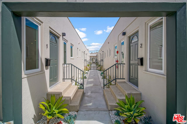 1217 9th Street, Santa Monica CA: https://media.crmls.org/mediaz/b67ddedd-4682-4545-be4d-9a1dca4b2c72.jpg