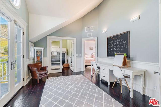 6277 Sea Star Drive, Malibu CA: https://media.crmls.org/mediaz/b67e8483-7f28-4157-946f-3e330ced5c0a.jpg