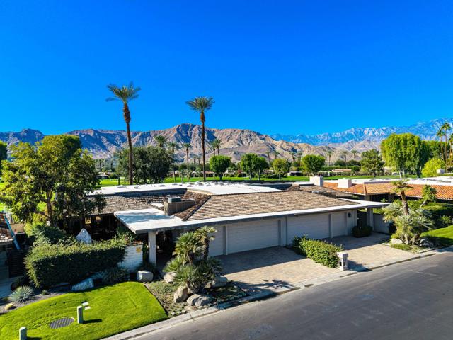 13 Duke Drive, Rancho Mirage CA: https://media.crmls.org/mediaz/b67f8d2d-1952-46e0-a7de-4badbf6edb33.jpg