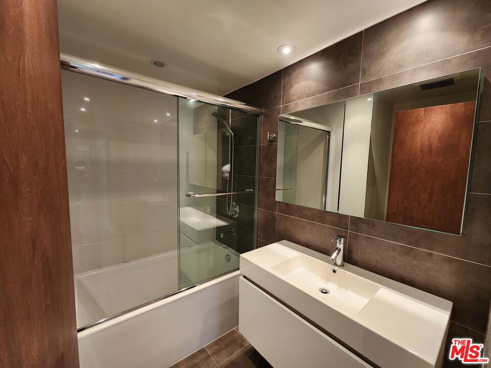 https://media.crmls.org/mediaz/b6800906-86a1-4195-bca2-6ca9a8aab498.jpg?preset=X-Large