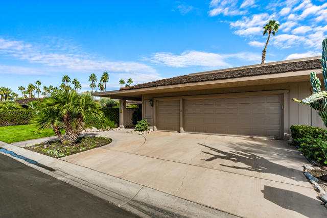 132 Columbia Drive, Rancho Mirage CA: https://media.crmls.org/mediaz/b6805a67-9fd8-4f63-8fa4-8f45d6c7f9c5.jpg