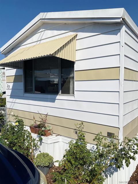 1425 E Madison Ave E, El Cajon CA: https://media.crmls.org/mediaz/b6812f5f-115d-4668-a4b0-c2467bcd163d.jpg