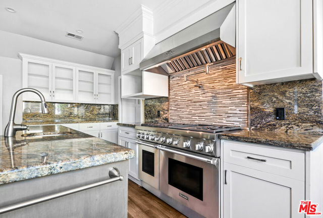 921 W 30th Street, Los Angeles CA: https://media.crmls.org/mediaz/b6819831-99f3-4e3d-97e5-e03eda183606.jpg