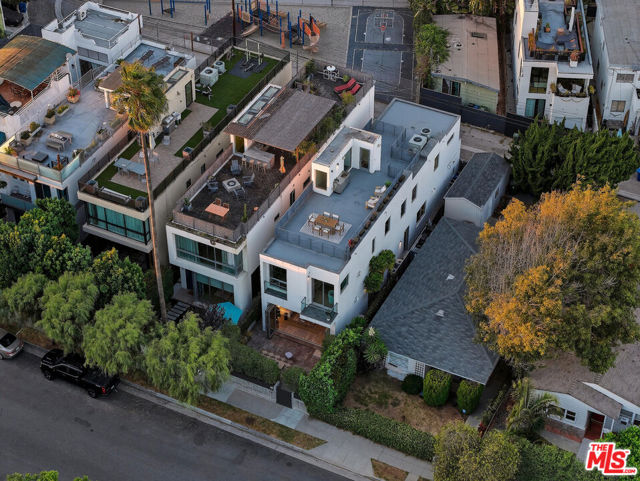 653 Oxford Ave, Venice CA: https://media.crmls.org/mediaz/b681a5c4-f1ab-4a6c-94ea-c11014d30aaa.jpg